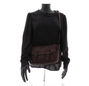 Sac bandoulière à rabat en cuir pleine fleur Katrin Bordeaux porté