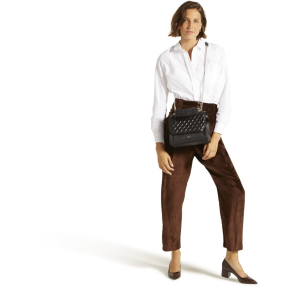 Sac rabat avec rabat en cuir de vachette Lancel Ninon matelassé A1222910TU noir porté