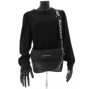 Sac à rabat Valentino Bigs avec bandoulière logo VBS3XJ02-001 Noir porté