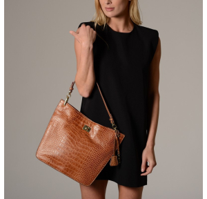 Sac seau Mac Douglas Kentucky Romy en cuir façon croco KENTUCK-ROMY-91CM-S Châtain porté au bras