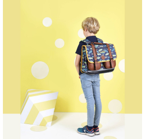 Cartable 38 cm Cameleon Vintage Urban VIB-CA38 couleur yellow cars porté par un garçon.