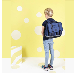 Cartable 38 cm Caméléon Vintage Color VIC-CA38 couleur Totaly navy porté par un garçon.