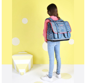 Cartable 41 cm Caméléon Vintage Fantasy VIG-CA41 couleur Little Blue porté par une fille.