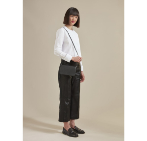 Portefeuille à bandoulière Longchamp Le Foulonné 10133021001 Noir porté épaule par une mannequin