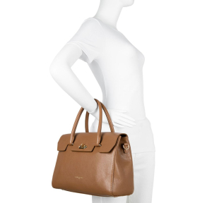 Sac à Main Lancaster à rabat avec fermoir Foulonne Milano 547-56-CAMEL de couleur Camel, porté mannequin