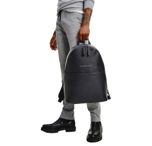 Sac à dos Tommy Hilfiger Essential effet grain fin AM0AM07998-BDS de couleur noir, porté mannequin