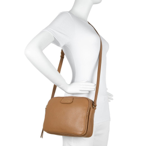 Sac bandoulière zippé Lancaster Dune 529-71-CAMEL Camel porté travers sur un mannequin