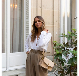 Sac trotteur Lancaster Jodie à rabat avec fermoir 422-28 Beige Doré porté