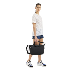 Sac porté main M Longchamp Le Pliage Energy L1515HSR001 Noir porté par une mannequin
