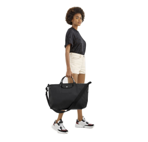 Sac de voyage cabine Longchamp Le Pliage Energy L1624HSR001 Noir porté main par une mannequin
