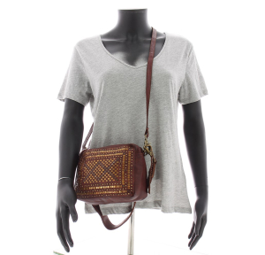 Mini sac bandoulière Biba Lovington LOT1L CUERO couleur cognac, porté mannequin