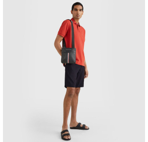 Petite sacoche Tommy Hilfiger Downtown AM0AM08689 BDS noir grainée portée à l'épaule par un mannequin