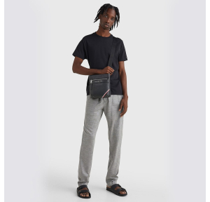 Petit sac bandoulière 1985 Tommy Hilfiger AM0AM09519 BDS couleur bleu foncé porté mannequin