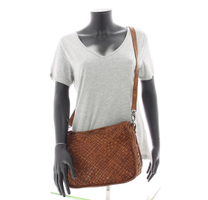 Sac besace Gianni Conti en cuir effet tressé 4153364COG cognac porté mannequin