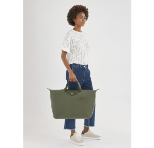 Sac de voyage L Longchamp Le Pliage Green L1624919479 Forêt porté main par une mannequin