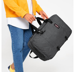 Sac de voyage Eastpak transformable en sac à dos K0A5BBR 77H couleur noir denim porté mannequin