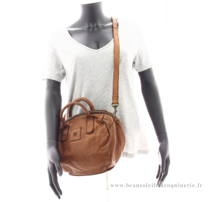 Sac à main Biba Boston BT21 CUERO couleur cognac porté mannequin