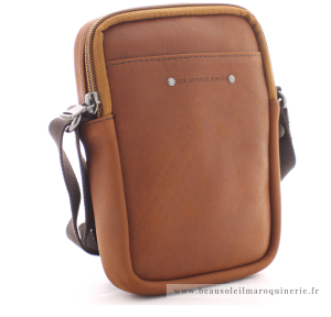 Pochette porté croisé Les Ateliers Fourès Baroudeur 9007 FAU de couleur fauve vue de côté