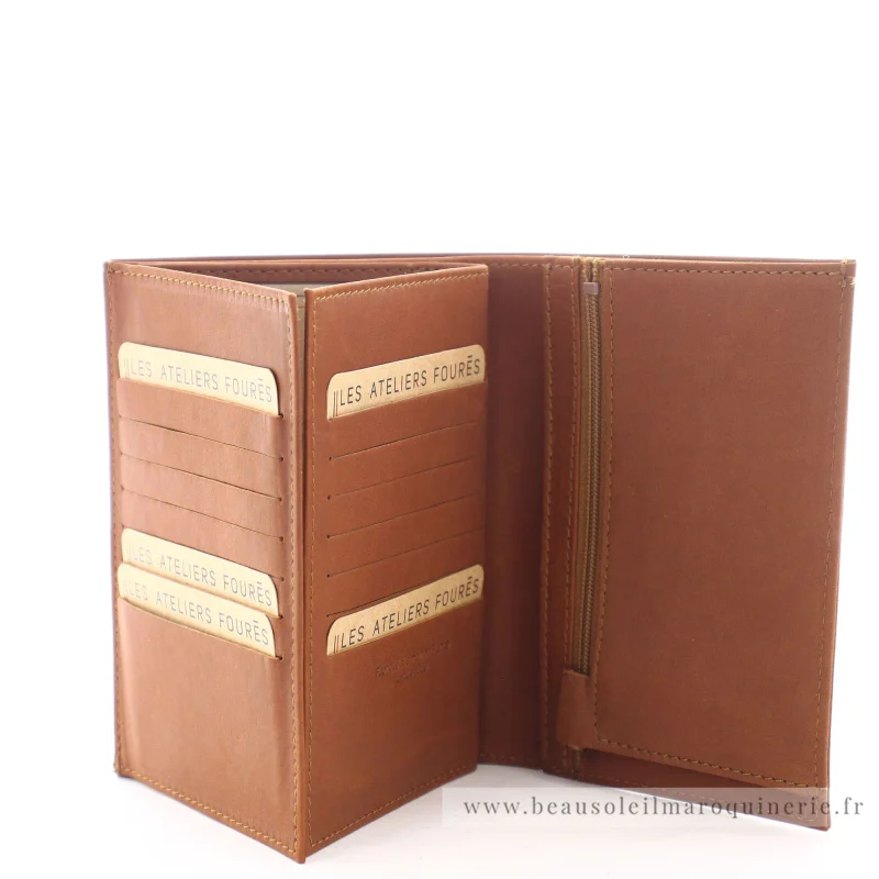 Grand portefeuille rabat double Les Ateliers Fourès 969FAU de couleur fauve, vue intérieur avec fentes cartes Grand portefeuille rabat double Les Ateliers Fourès 969FAU de couleur fauve, vue intérieur avec fentes cartes