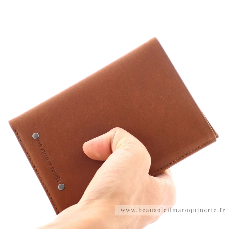 Grand portefeuille rabat double Les Ateliers Fourès 969FAU de couleur fauve, porté mannequin Grand portefeuille rabat double Les Ateliers Fourès 969FAU de couleur fauve, porté mannequin