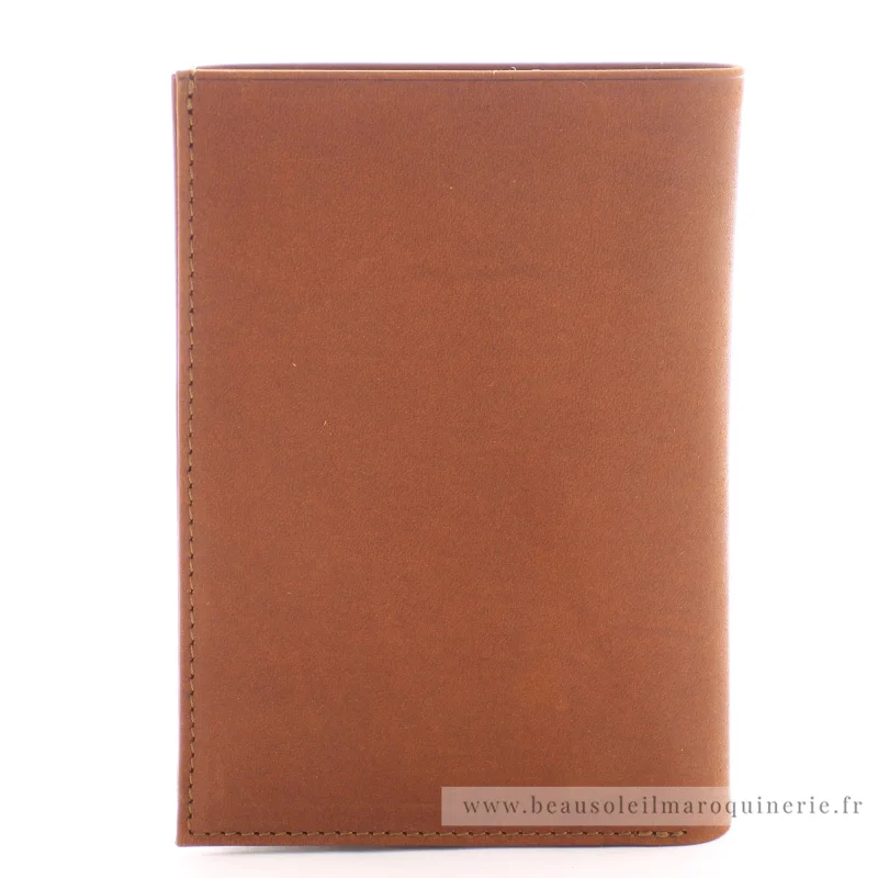 Grand portefeuille rabat double Les Ateliers Fourès 969FAU de couleur fauve, vue de dos Grand portefeuille rabat double Les Ateliers Fourès 969FAU de couleur fauve, vue de dos