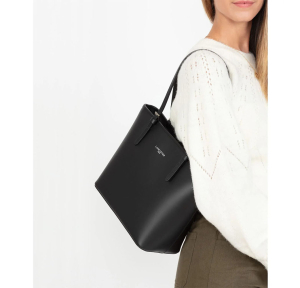 Sac shopping moyen Lancaster Smooth Fabriqué en France 437-07-NOIR Noir vue zoomée sur le sac porté par une mannequin