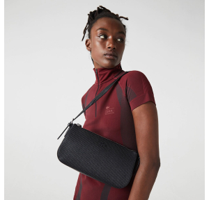 Sac baguette en cuir Lacoste Chantaco NF3921KL-000 noir porté mannequin vue de près