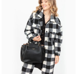 Grand sac Louisa Lancaster Foulonné Double Made in France 470-19-NOIR_INN Noir In Nude porté main par une mannequin