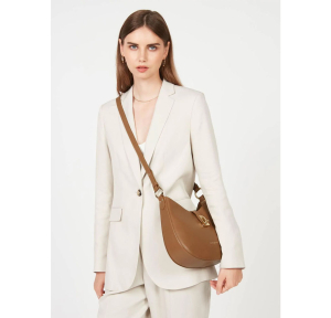 Sac besace M Lancaster Foulonné Milano cuir grainé 547-48-CAMEL Camel porté bandoulière par une mannequin