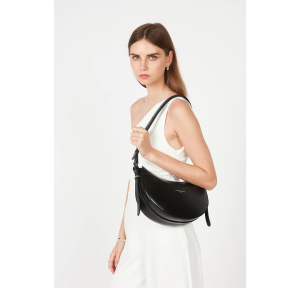 Sac demi-lune zippé Lancaster Suave Ace 433-28-NOIR Noir porté épaule par une mannequin