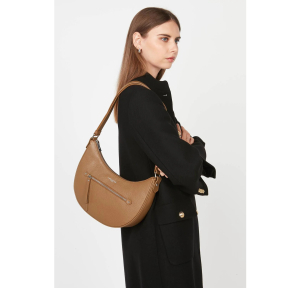 Sac besace porté travers zippé M Lancaster Firenze 480-002-CAMEL couleur Camel, porté mannequin