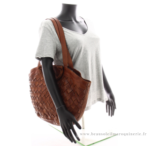 Sac porté main/épaule Biba Lewisburg LEI1L couleur cognac, porté mannequin