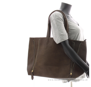 Grand sac shopping Fuchsia porté épaule Cara F1598-1TAU couleur taupe porté mannequin