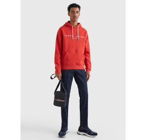 Mini sacoche reporter avec logo métal Tommy Hilfiger Stripe AM10297 BDS couleur noir, porté mannequin