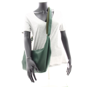 Sac porté travers en cuir Complice C300 Les Ateliers Fourès C300CAC couleur cactus vue porté