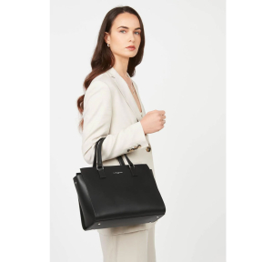 Grand sac trapèze cuir lisse Lancaster Smooth 437-04-NOIR Noir porté par une mannequin