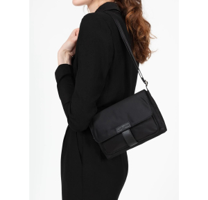 Sac à rabat porté travers Lancaster basic sport 514-26 NOIR couleur noir porté mannequin