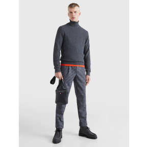 Petit sac reporter Tommy Hilfiger à logo en métal AM0AM10303BDS noir mannequin