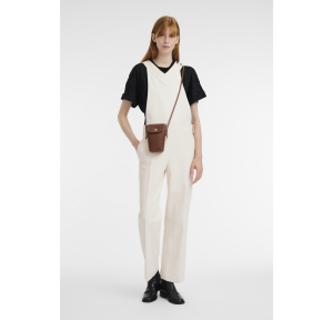 Étui pour téléphone Longchamp avec lacet en cuir Épure 34193HYZ 035 marron porté