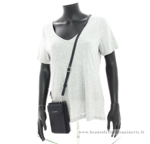 Pochette smartphone Arton à bandoulière F9862-5BM bleu marine porté