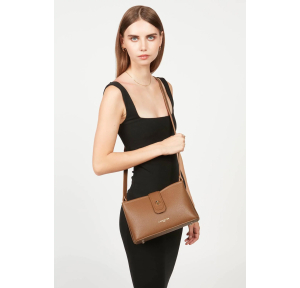 Sac trotteur avec bandoulière Lancaster Foulonné Double 470-52-CAMEL_IN_OR Camel In Orange porté par une mannequin