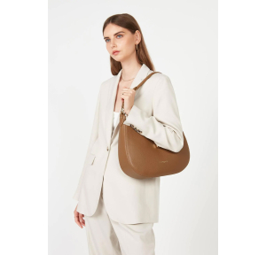 Grand sac porté épaule Lancaster Foulonné Milano 547-49-CAMEL Camel porté par une mannequin