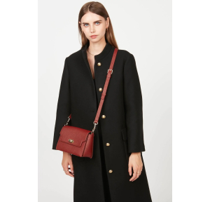 Sac trotteur à rabat Lancaster Foulonné Milano 547-58-CARMIN Carmin porté de travers par une mannequin