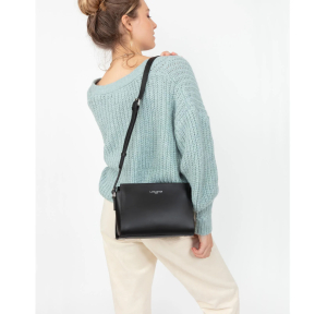 Petit sac bandoulière Lancaster Smooth 437-02-NOIR Noir porté par une mannequin
