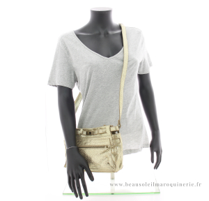 Sac bandoulière Pieces à rabat façon crocodile 17129879 BECH couleur Beige/champagne snake, porté mannequin