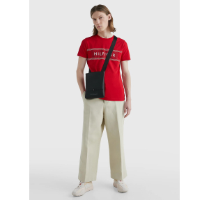 Sac bandoulière Tommy Hilfiger Essential à logo AM0AM10925 BDS couleur Noir porté mannequin