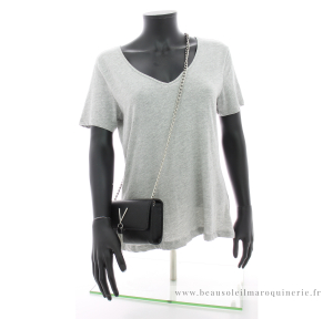 Petit sac à bandoulière Valentino Bags Divina VBS1R403G 001 couleur noir, porté mannequin