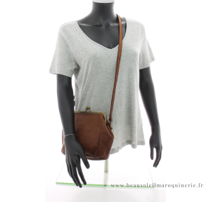 Sac bandoulière Biba Boston BT22 CUERO cognac porté mannequin