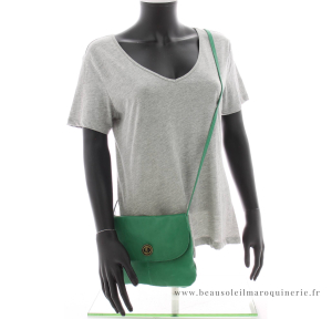 Sac bandoulière Pieces Totally Royal à rabat 17138919 PEGR couleur vert vue porté mannequin