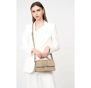 Sac baguette Lancaster à rabat fermoir Paris Ily 531-010-BE/FO beige foncé porté
